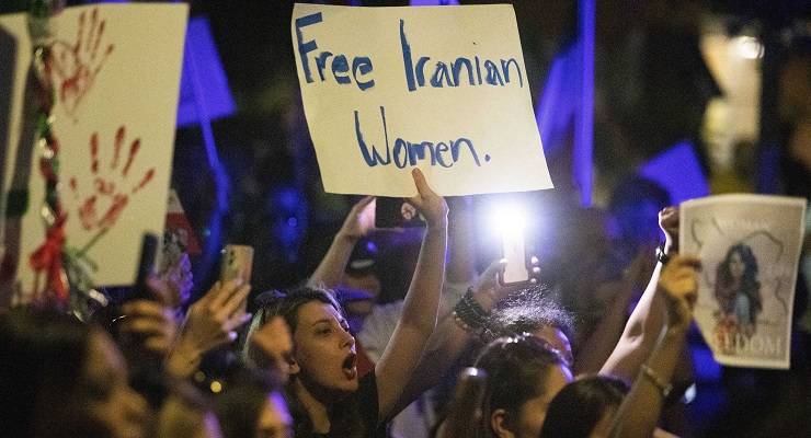 Iran protests: young women lead the fight in the streets and online